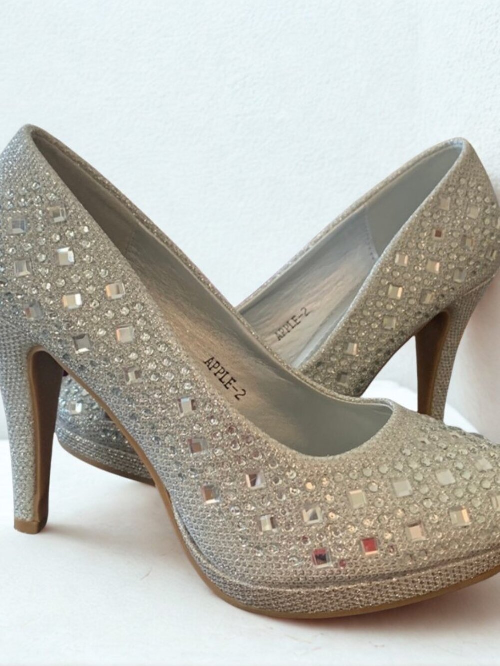 NIB Silver Studded TOP Moda Heels